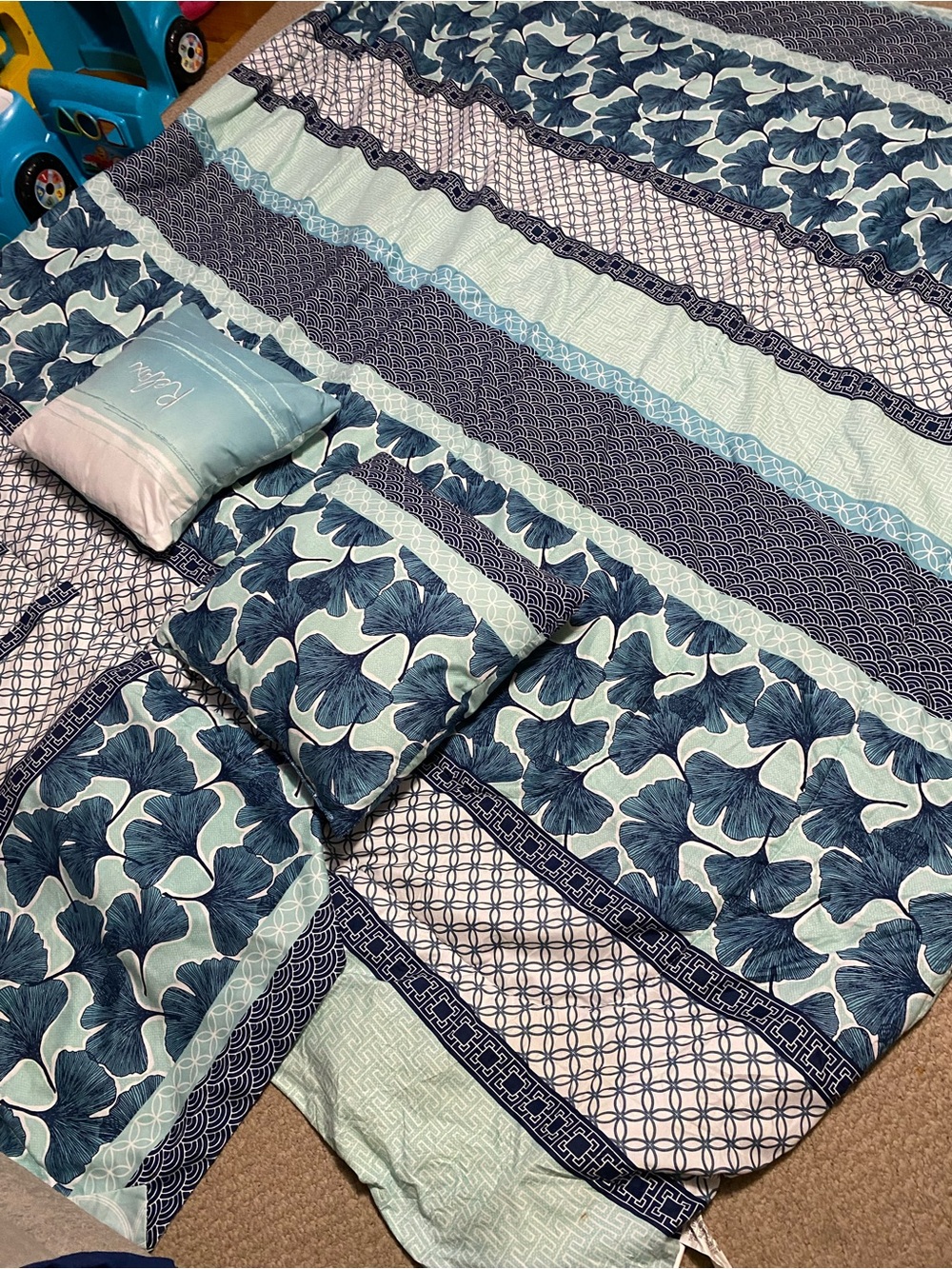 Blue Floral Pattern queen comforter w/ 2 matching shams & 2 match decor pillows - Picture 5 of 15